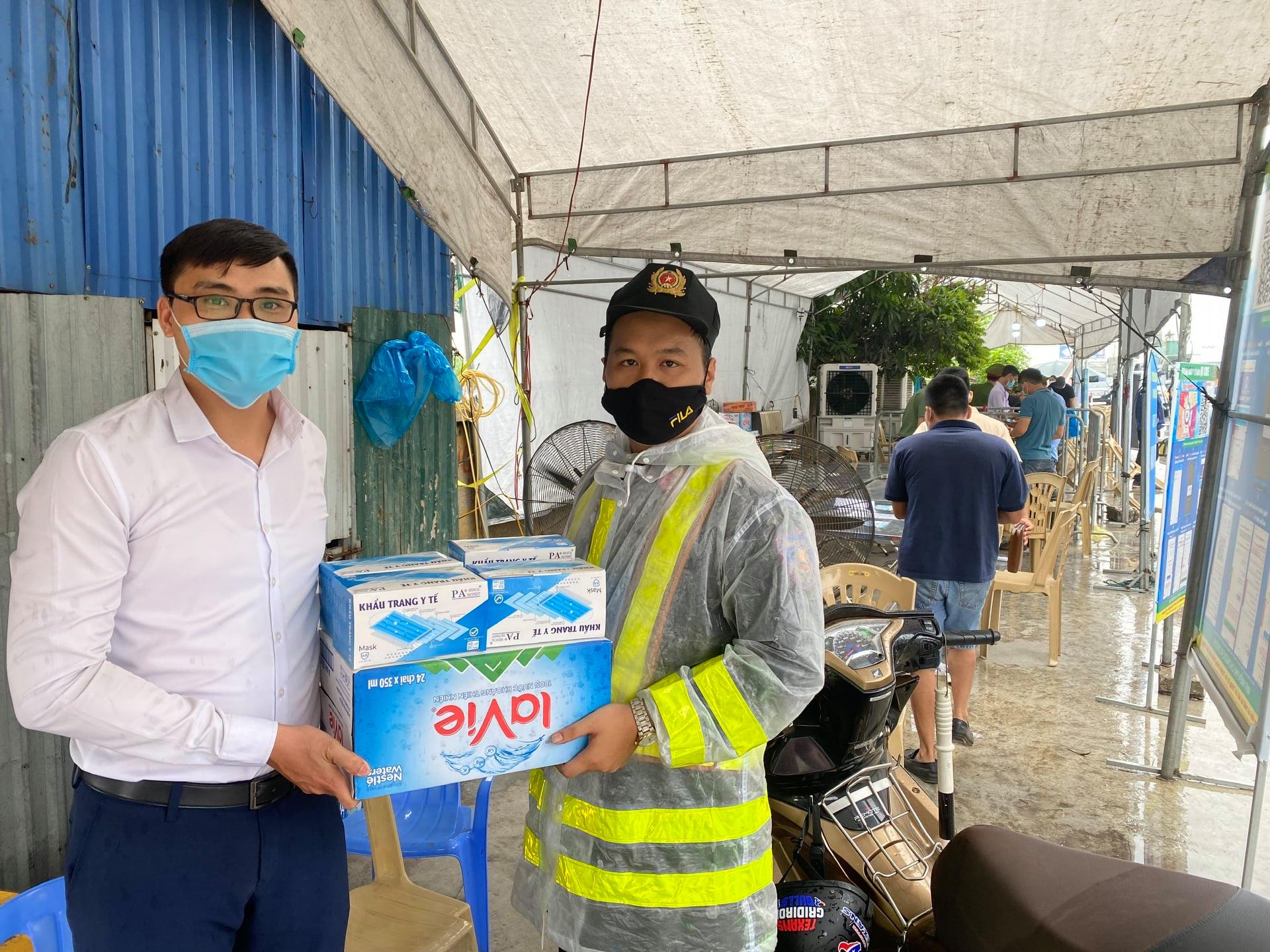 Đồng chí Bí thư Quận Đoàn tặng nước uống, khuẩn trang cho lực lượng trực chốt tại Ga Dụ Nghĩa