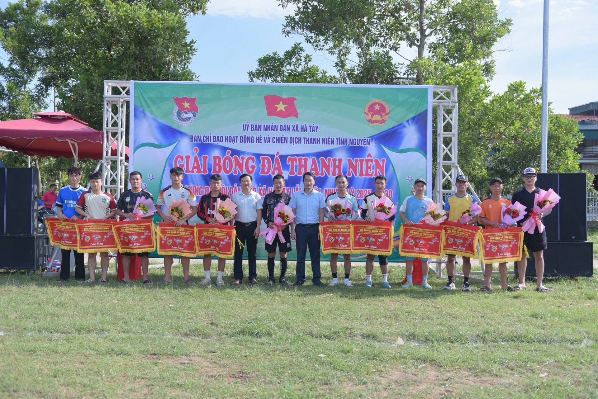 Lãnh đạo địa phương tặng cờ lưu niệm cho tổ trọng tài và các đội tham gia giải đấu