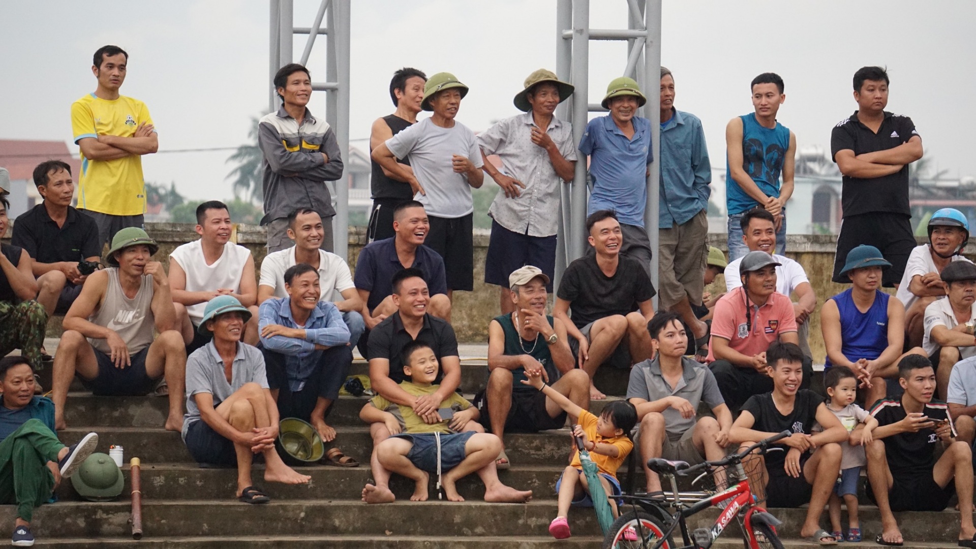 Hình ảnh nhân dân đến cổ vũ cho các đội