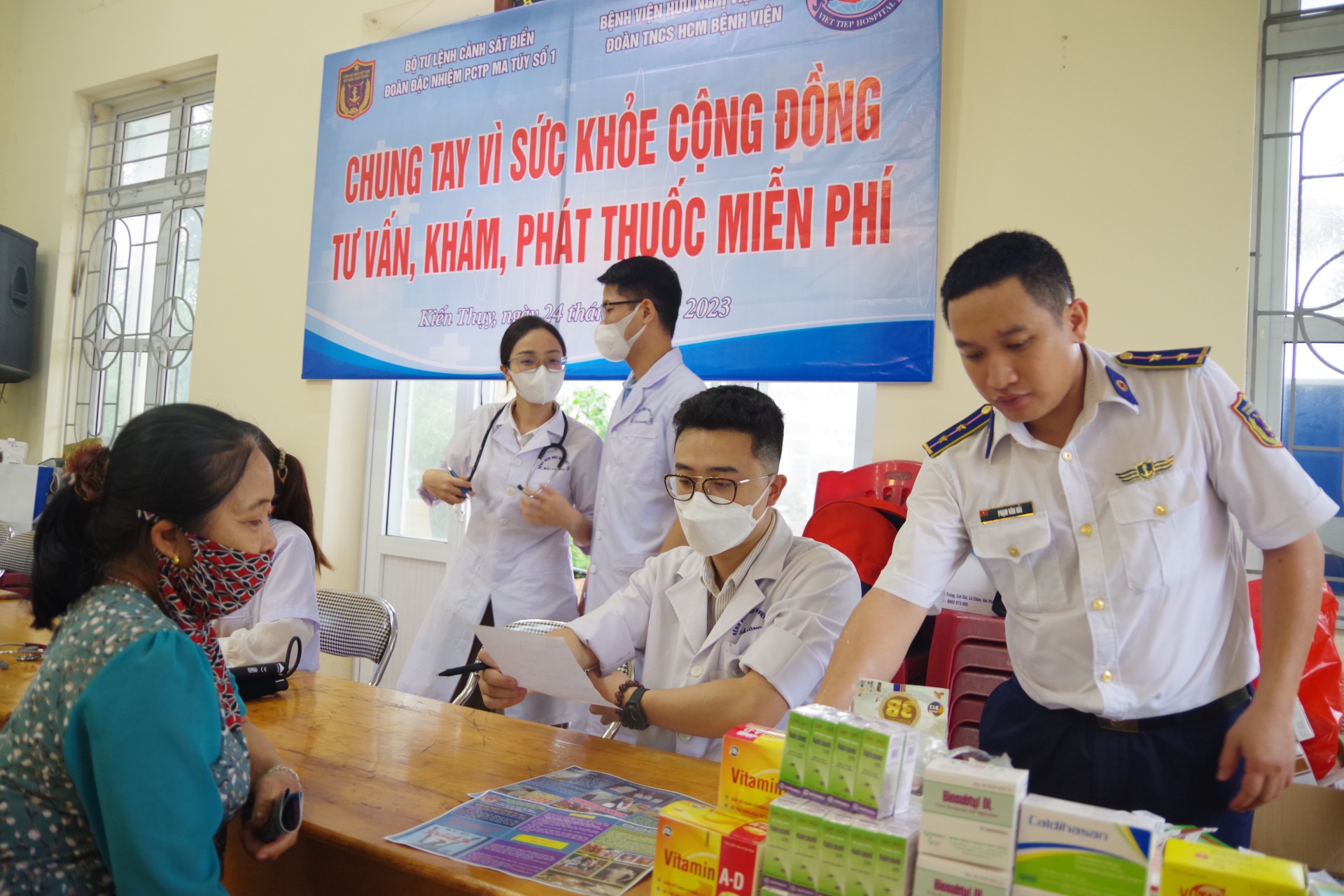 Thuốc được các y, bác sĩ Bệnh viện Hữu nghị Việt Tiệp chuẩn bị đầy đủ để cấp, phát miễn phí cho người dân sau khi kết thúc khám.