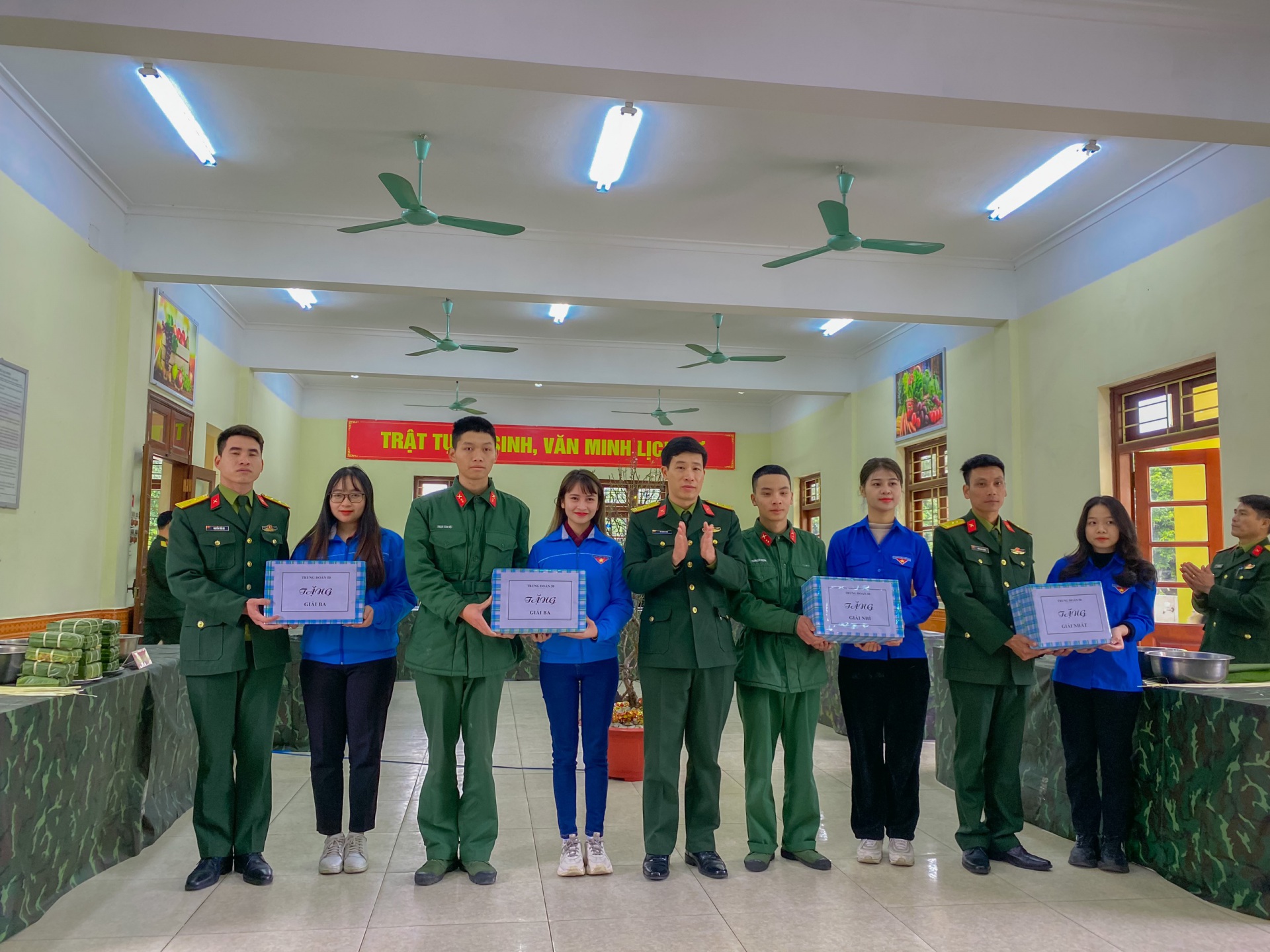 Đồng chí Trung tá Vũ Xuân Kiêm - Bí thư Đảng ủy, Chính ủy Trung đoàn trao thưởng cho các đội chơi