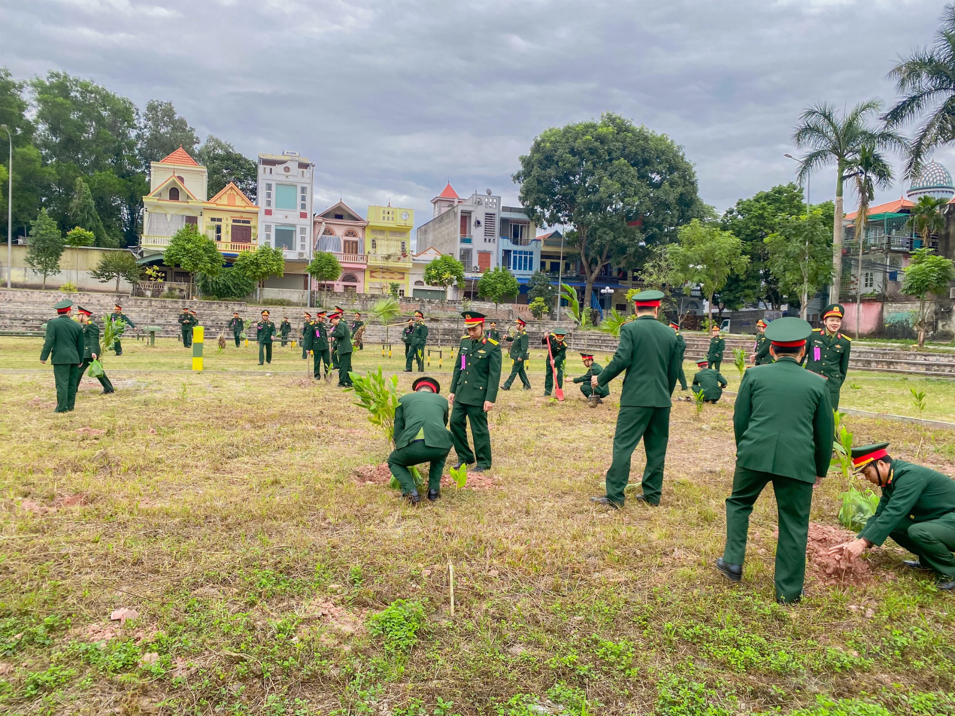 Quang cảnh tết trồng cây của Đoàn viên Thanh niên Bộ CHQS thành phố