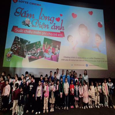 Đoàn xã Tân Kỳ tổ chức buổi xem phim cho các em thiếu nhi.