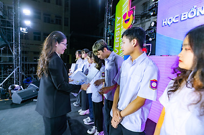 Thành đoàn - Hội Sinh viên Việt Nam thành phố trao tặng học bổng cho sinh viên có hoàn cảnh khó khăn trong học tập