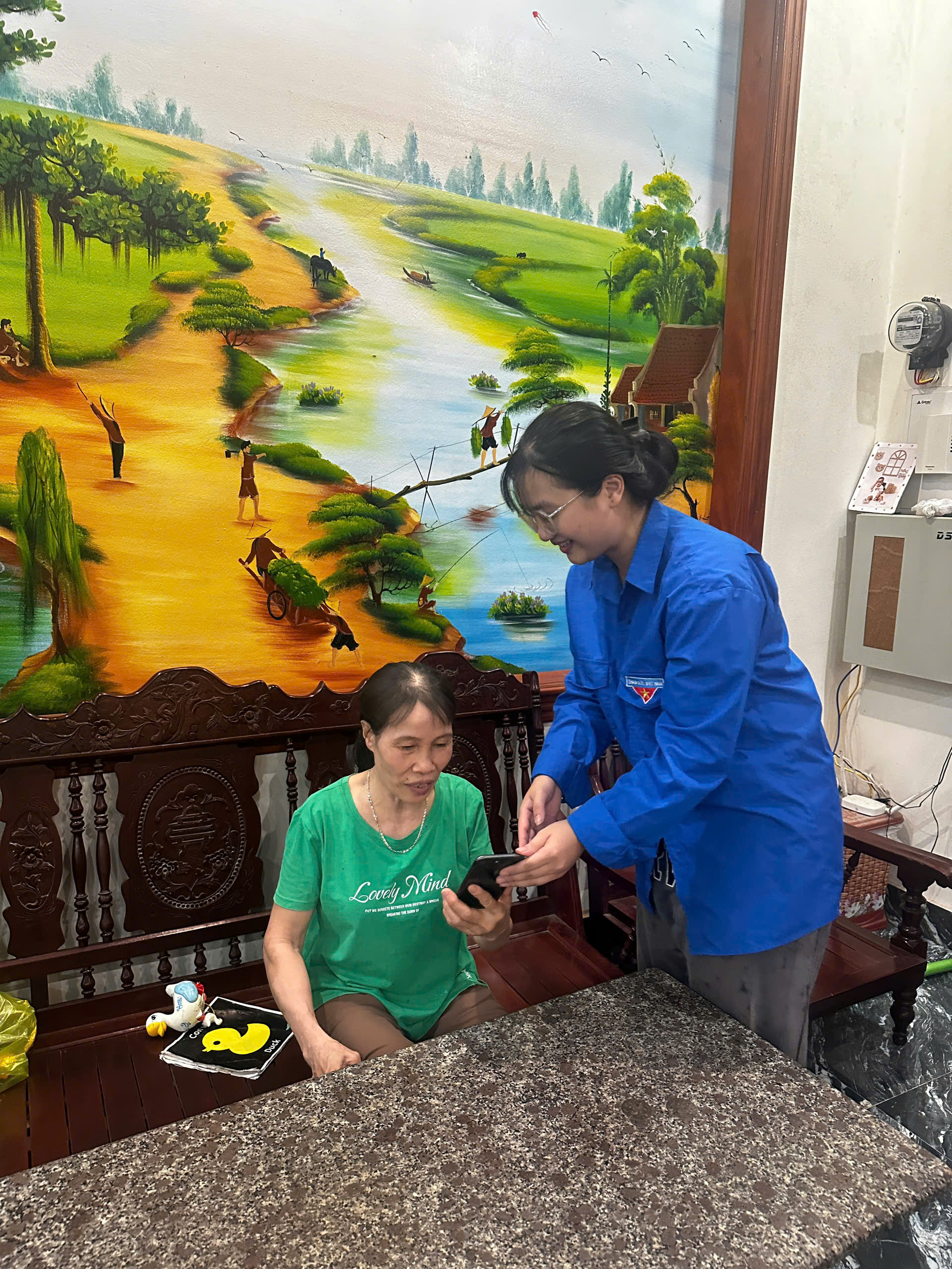 Đoàn viên đến từng gia đình hỗ trợ nhân dân