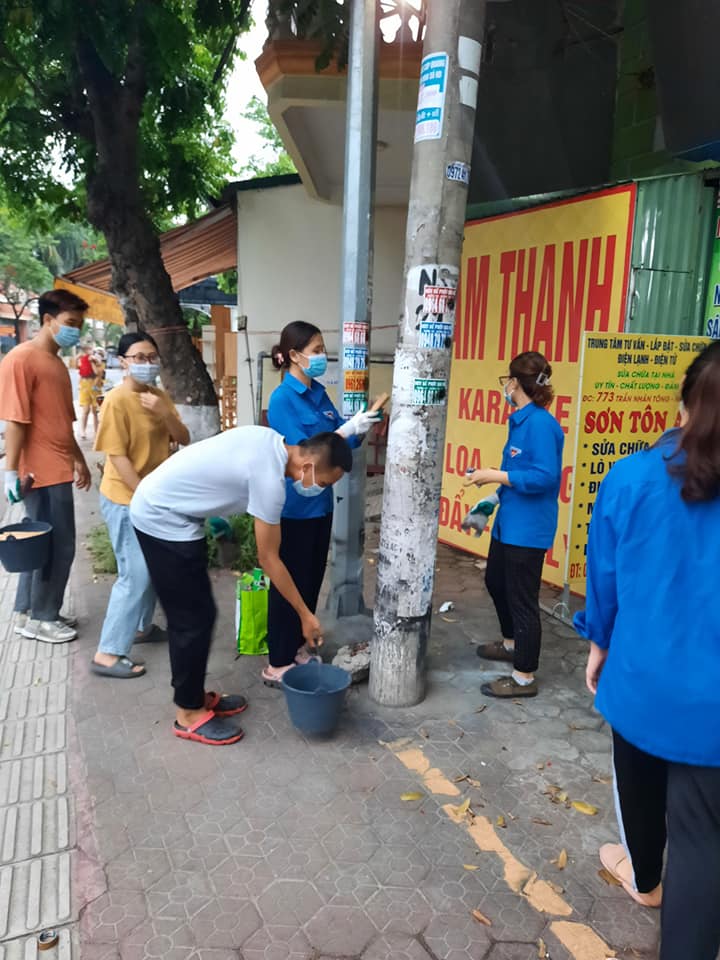 công tác chuẩn bị để vẽ lên các cột điện của các bạn đoàn viên