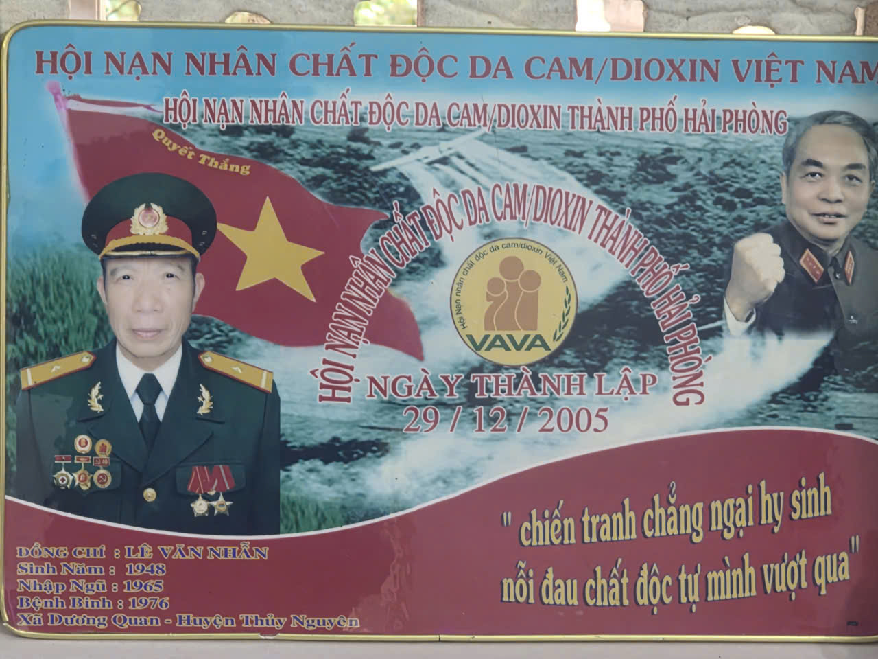 “Bom nổ có thể tránh, nhưng chất độc thì theo mãi cả đời” – ông kể, như một nỗi ám ảnh của cả thế hệ.