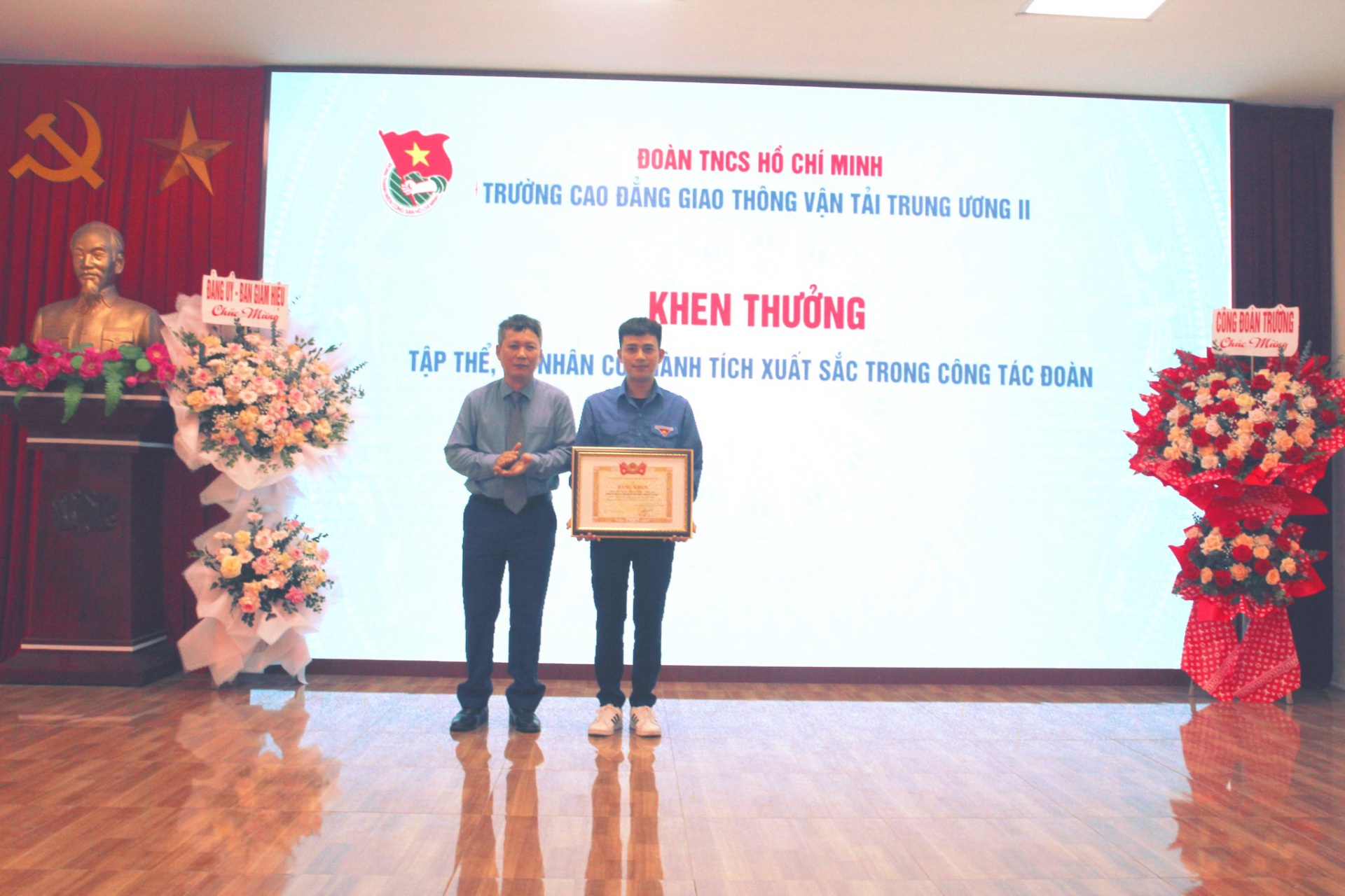 Thầy: Đặng Văn Phi - Phó Bí thư Đảng ủy, Chủ tịch Hội đồng trường trao Bằng khen Trung ương đoàn cho tập thể đạt thành tích xuất sắc trong công tác đoàn