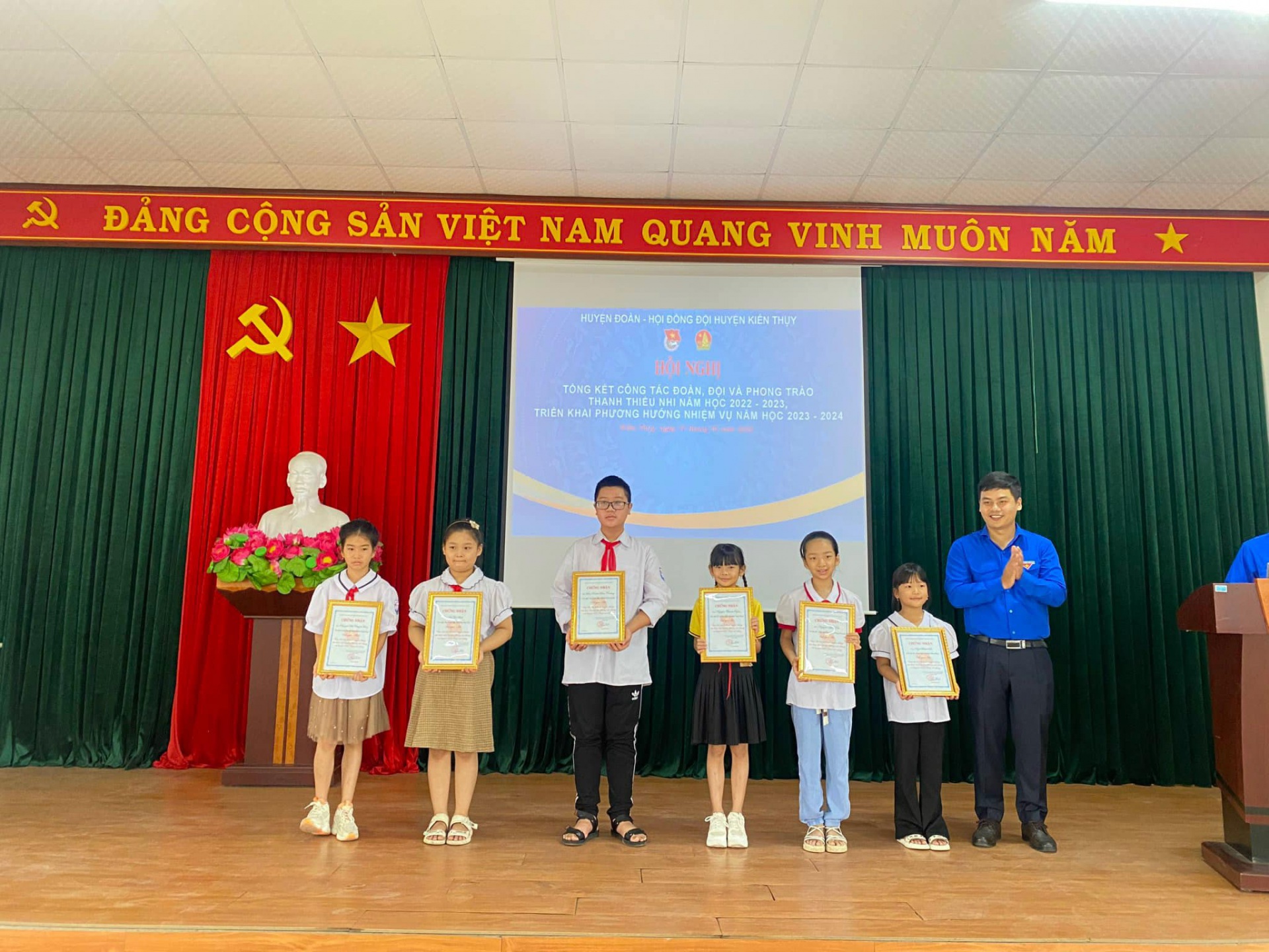 Đồng chí Nguyễn Thái Hòa - Phó Bí thư Huyện đoàn trao giải cho các em đội viên đạt giải