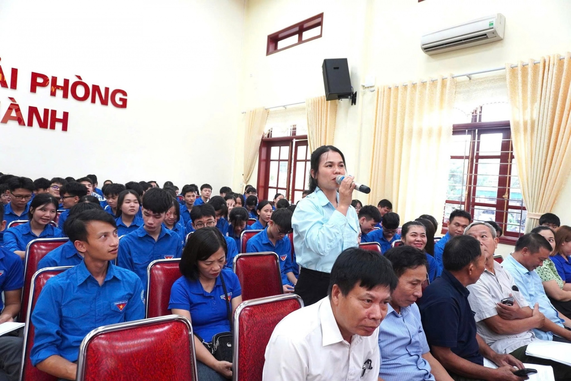 Đồng chí Bùi Minh Thảo - Giáo viên Tổng phụ trách đội Trường THCS Kim Thành II tham gia ý kiên tại hội nghị