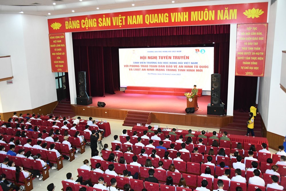 Thượng Tá Nguyễn Xuân Chỉnh – Phó Trưởng Phòng xây dựng phong trào bảo vệ an ninh Tổ quốc  tuyên truyền tại hội nghị