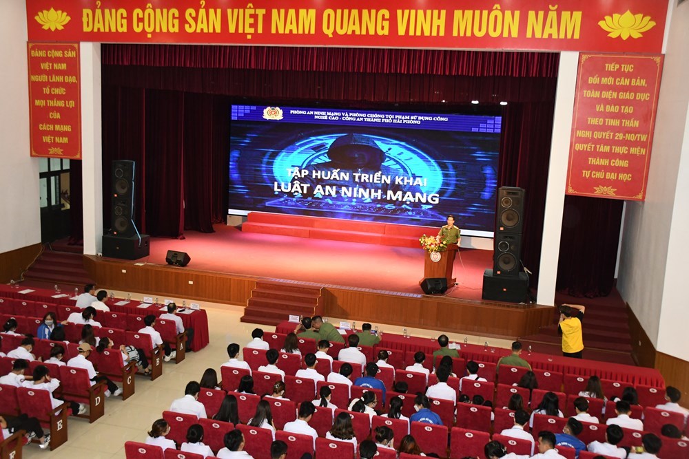 Trung Tá Nguyễn Đăng Trung – Phó Trưởng phòng an ninh mạng và phòng chống tội phạm sử dụng công nghệ cao  tuyên truyền về Luật An ninh Mạng