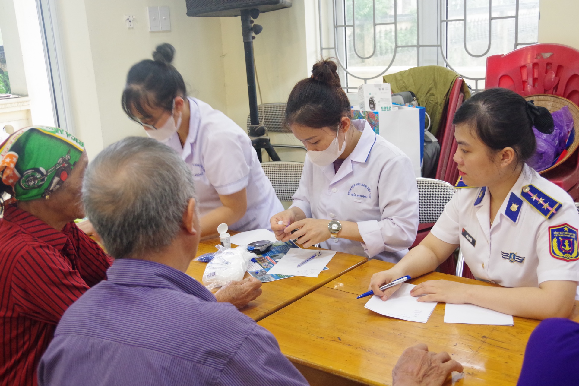 Người dân được các y, bác sĩ Bệnh viện Hữu nghị Việt Tiệp thực hiện các xét nghiệm cận lâm sàng như: Xét nghiệm nhanh đường máu mao mạch, đo huyết áp, siêu âm, ghi điện tâm đồ,…
