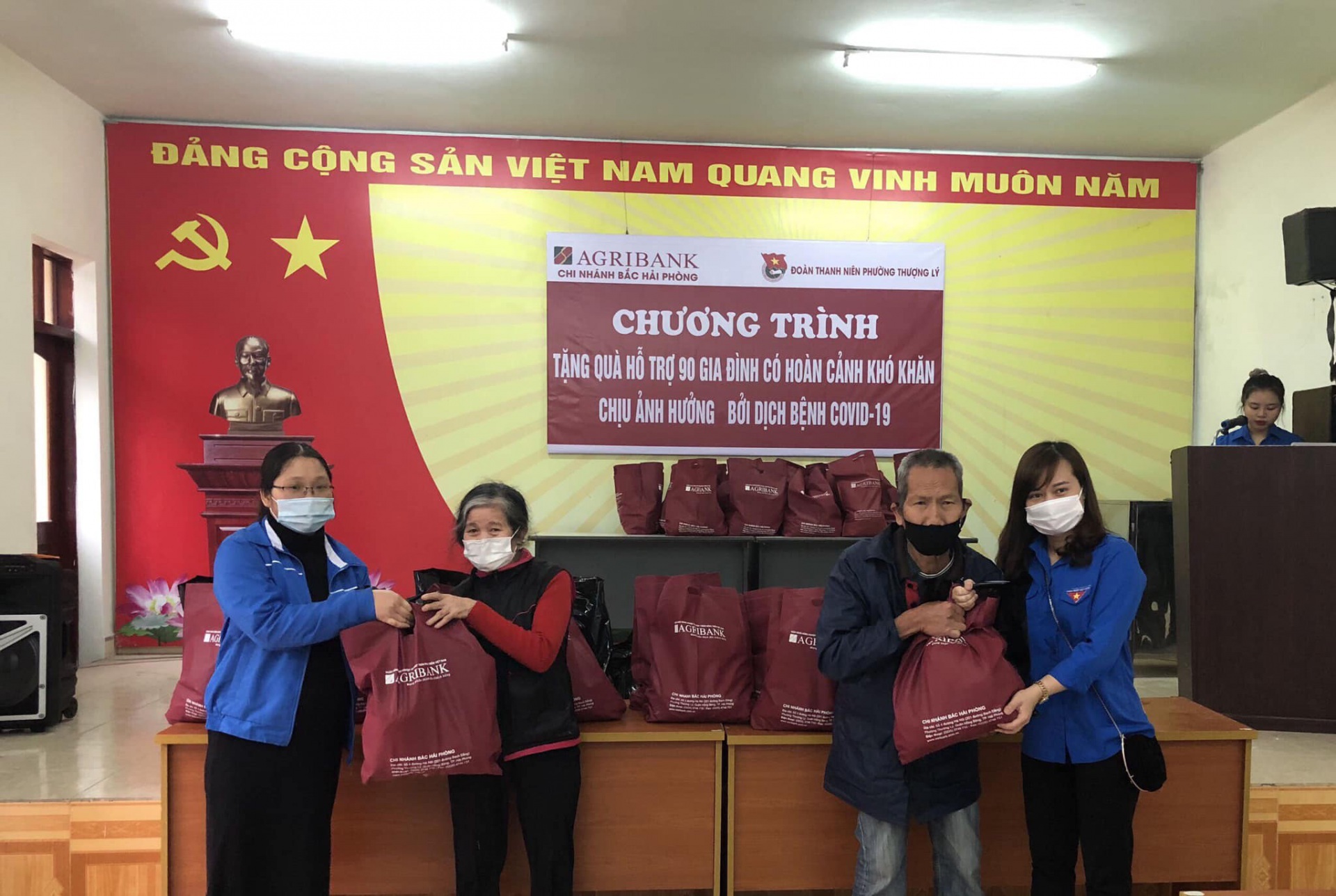 Đoàn thanh niên phường Thượng Lý phối hợp cùng Chi Đoàn Ngân hàng Agribank tặng quà cho gia đình chính sách trên địa bàn phường
