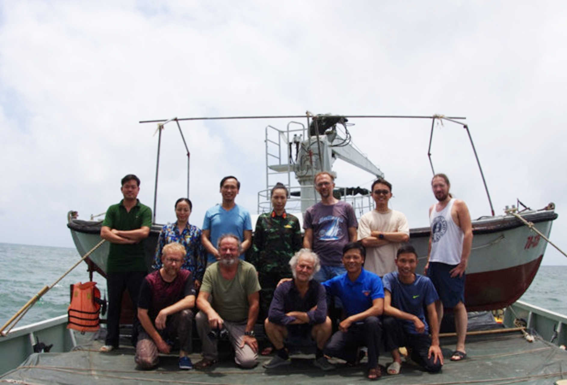 Cán bộ nghiên cứu Viện Nghiên cứu Hải sản chụp ảnh cùng cán bộ của 04 đoàn khảo sát trên tàu HQ360