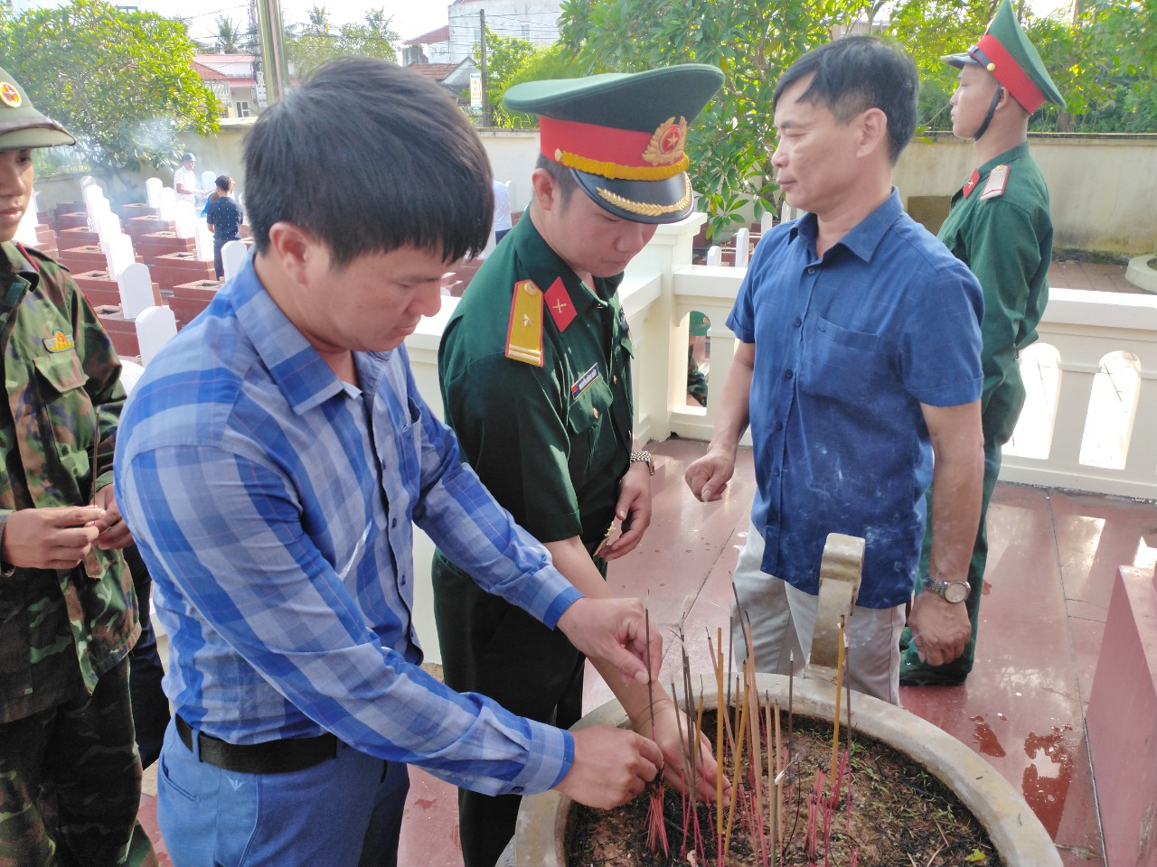 Cán bộ, Đoàn viên Thanh niên Đoàn cơ sở Trung đoàn 50 dâng hương tưởng niệm các anh hùng Liệt sỹ tại phường Bàng La