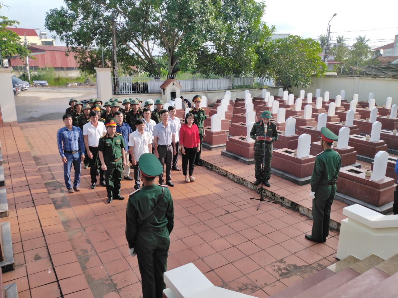 Cán bộ, Đoàn viên Thanh niên Đoàn cơ sở Trung đoàn 50 cùng lãnh đạo địa phương dâng hương tưởng niệm các Anh hùng Liệt sỹ tại Nghĩa trang phường Bàng La