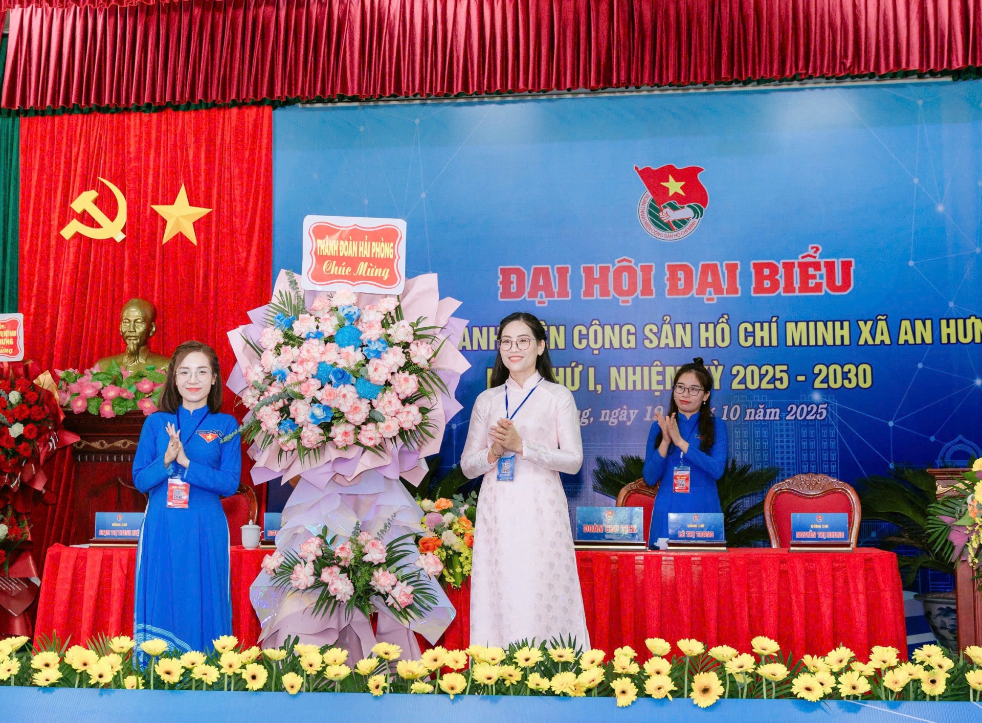 Đồng chí Nguyễn Thị Thủy - Phó Chủ tịch UBMTTQ Việt Nam thành phố, Bí thư Thành đoàn, Chủ tịch Hội LHTN thành phố tặng hoa chúc mừng Đại hội