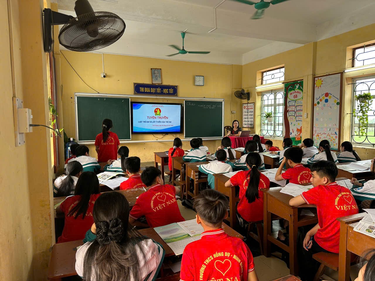 Liên đội trường THCS Hồng Dụ tuyên truyền Luật trẻ emm