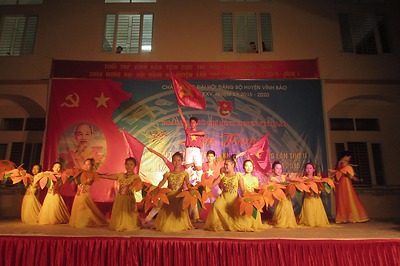 Liên hoan các đội tuyên truyền ca khúc cách mạng lần thứ II và biểu dương gương đảng viên trẻ tiêu biểu năm 2015