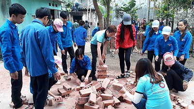 Khởi công xây dựng Nhà nhân ái cho em Nguyễn Thị Vui, thôn 10 xã Việt Tiến