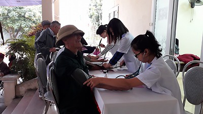 Chương trình Tư vấn sức khỏe, phát thuốc miễn phí và tặng quà cho 120 gia đình chính sách có hoàn cảnh khó khăn và hộ nghèo trên địa bàn 2 xã Vĩnh Tiến và Hòa Bình