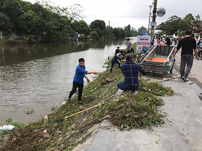 Ra quân vệ sinh môi trường tại thị trấn Vĩnh Bảo