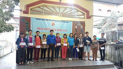 Ngày đoàn viên và Tặng quà cho thanh niên công nhân năm 2018