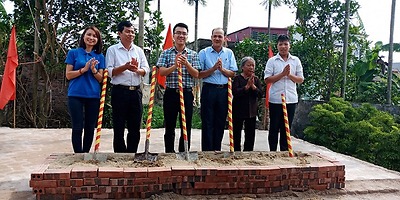 Lễ khởi công xây dựng Nhà Khăn quàng đỏ cho em Phạm Hải Anh, lớp 9A3, trường THCS Vinh Quang-Thanh Lương, ở thôn 7 Hu Trì, xã Vinh Quang