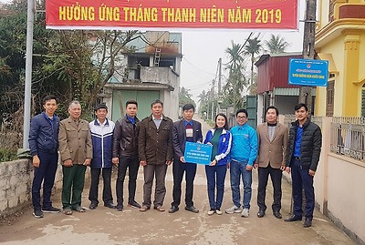 Trao kinh phí lắt đặt tuyến đường điện xã Trung Lập