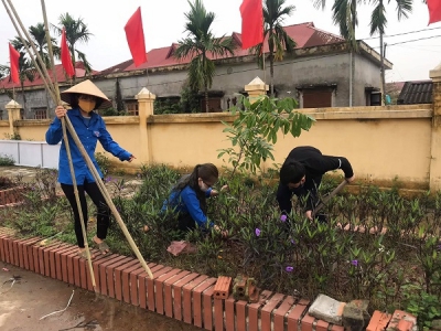 Đoàn thanh niên xã Thanh Lương ra quân trồng cây xanh tại khu khuôn viên nhà văn hoá xã 