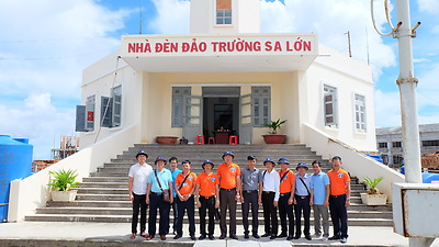 Đoàn thanh niên Tổng công ty Bảo đảm an toàn hàng hải miền Bắc tham gia Hành trình vì biển đảo quê hương năm 2017.