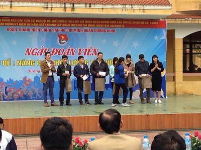 Đoàn TN trường Đại học Hải Phòng trao tặng 10 suất quà cho công nhân có hoàn cảnh khó khăn nhân “Ngày Đoàn viên”