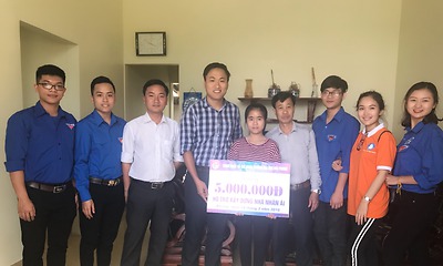 Đoàn Trường trao tặng kinh phí hỗ trợ xây dựng nhà nhân ái tại huyện An Lão