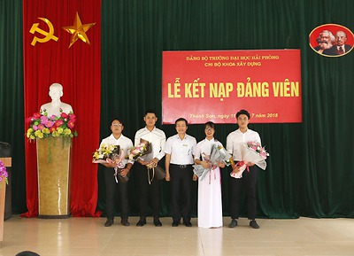 Sinh viên tình nguyện Trường ĐH Hải Phòng được kết nạp Đảng trong Chiến dịch Mùa hè xanh