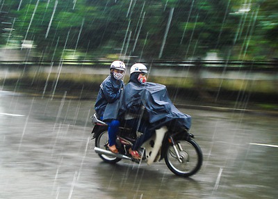 Nguy cơ mất an toàn giao thông trong mùa mưa bão