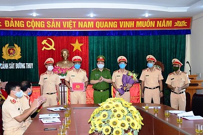 Biểu dương cán bộ, đoàn viên Phân đội 1, Thủy đội - Chi đoàn Phòng Cảnh sát đường thuỷ cứu người bị nạn trên sông