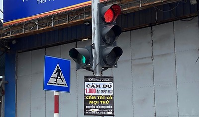 Xử lý nghiêm hành vi quảng cáo trên biển báo giao thông