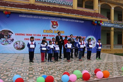 Đoàn khối các cơ quan thành phố phối hợp “Khởi động chương trình tư vấn, khám bệnh, tặng quà, phát thuốc miễn phí cho học sinh, gia đình chính sách, người cao tuổi” tại trường THCS Thuận Thiên, xã Thuận Thiê