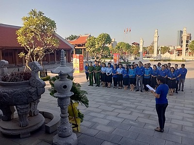 Tổ chức dâng hương tại khu tưởng niệm Lãnh tụ Nguyễn Đức Cảnh