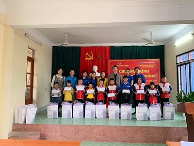 Trước thềm đón năm mới 2021, nhằm kịp thời hỗ trợ các bạn học sinh vượt khó vươn lên trong học tập, sáng ngày 29/12/2020, Huyện đoàn An Dương đã phối hợp với Ngân hàng Shinhan PGD Tràng Duệ trao tặng 16 suất học bổng 