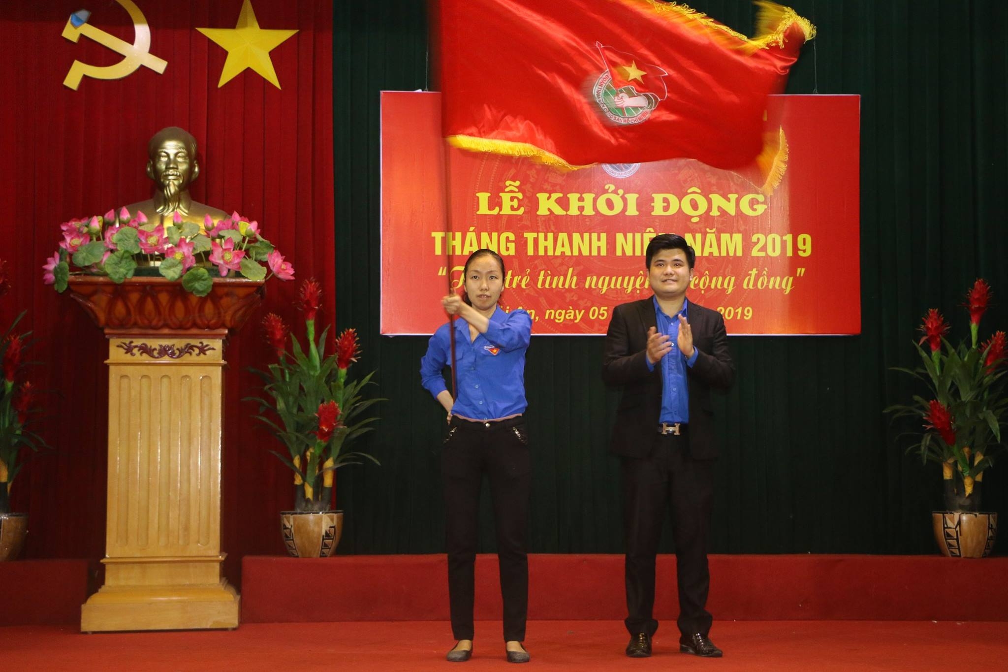 Trao cờ Lệnh tháng thanh niên