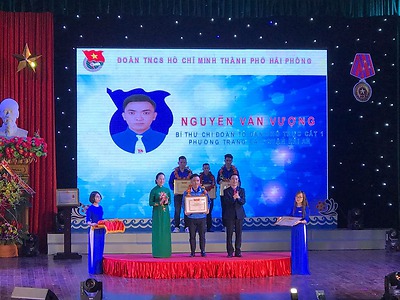 Đoàn TNCS Hồ Chí Minh quận Hải An vinh dự đón nhận danh hiệu Bí thư đoàn tiêu biểu cho đồng chí Nguyễn Văn Vượng - Bí thư chi đoàn TDP Trực Cát 1 , phường Tràng Cát, quận Hải An.