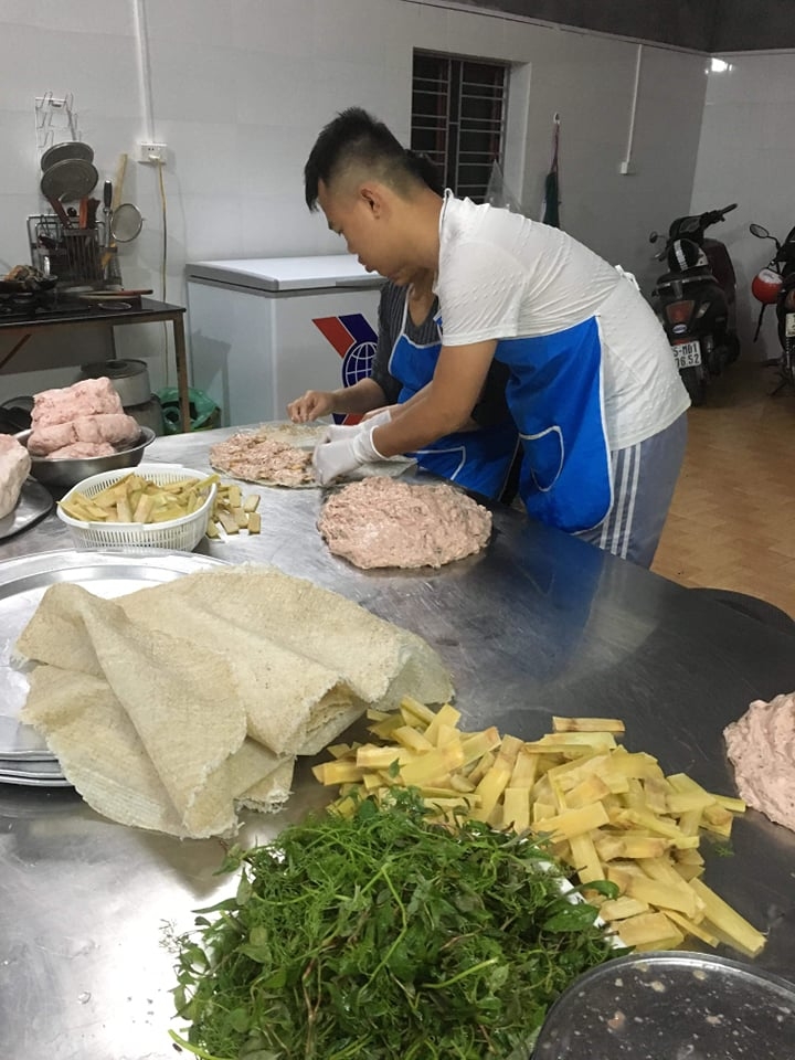 Nguyễn Khắc Hưng tự tay chuẩn bị nguyên liệu làm chả