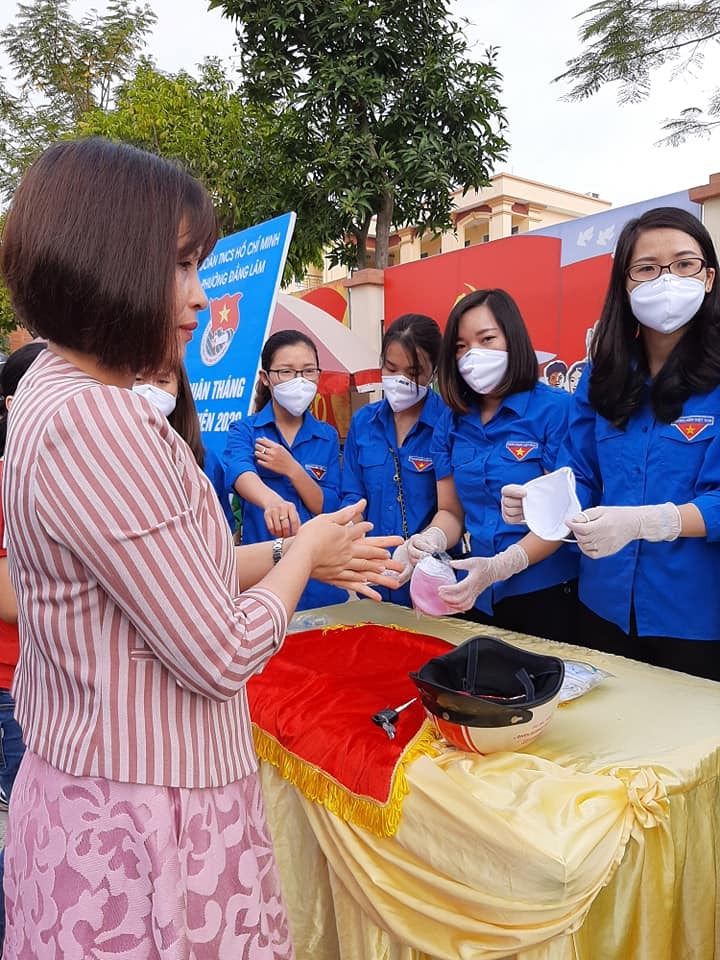 Sát khuẩn tay trước khi chạm/cầm vào khẩu trang.