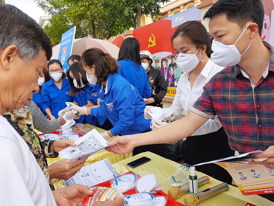 Đoàn viên thanh niên phường hướng dẫn người dân thao tác sát khuẩn tay và đeo khẩu trang đúng cách.