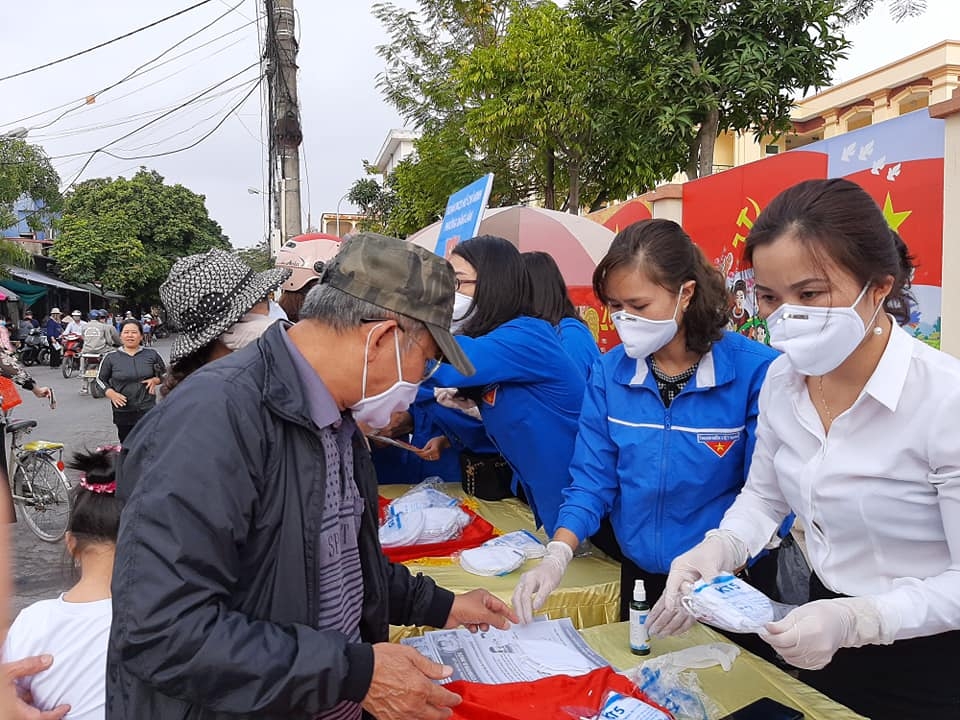 Đoàn phường đã lên kế hoạch và chọn địa điểm tuyên truyền nơi có lượt người qua lại cao để tăng hiệu quả công tác.