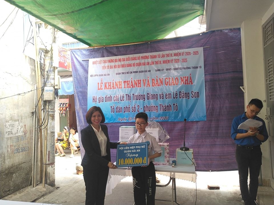Đại diện Hội LHPN Việt Nam quận trao quà