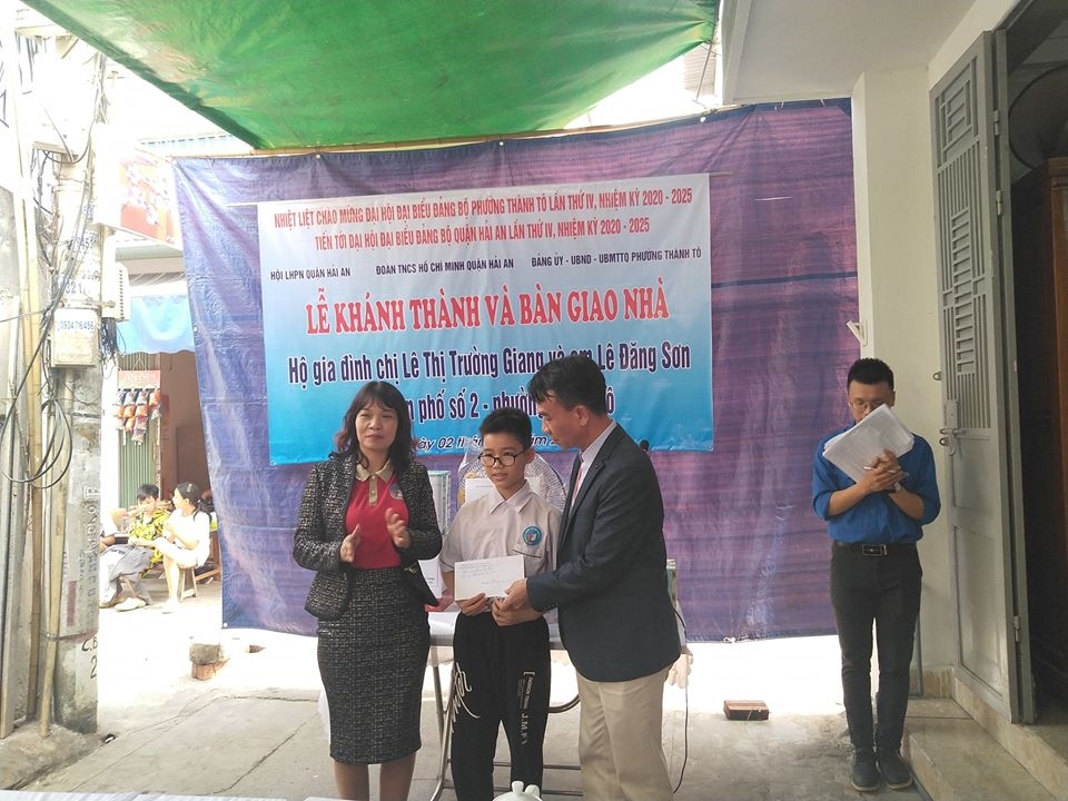 Đại diện các phòng, ban, các đơn vị trao tặng quà