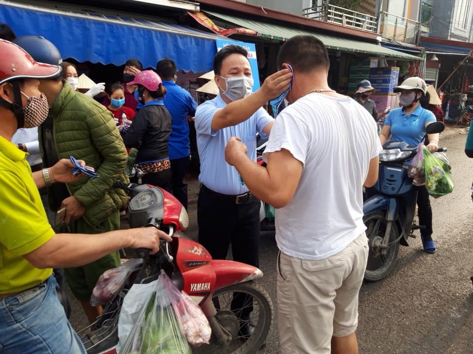 Khẩu trang được các cán bộ, đoàn viên trực tiếp hướng dẫn người dân sử dụng